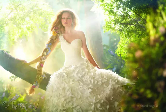 假若將玻璃鋼船艇比喻成一位女生，那么膠衣就是她華美的衣裳！